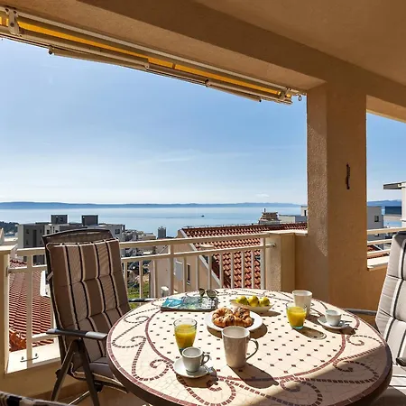 T&t Apartment Makarska